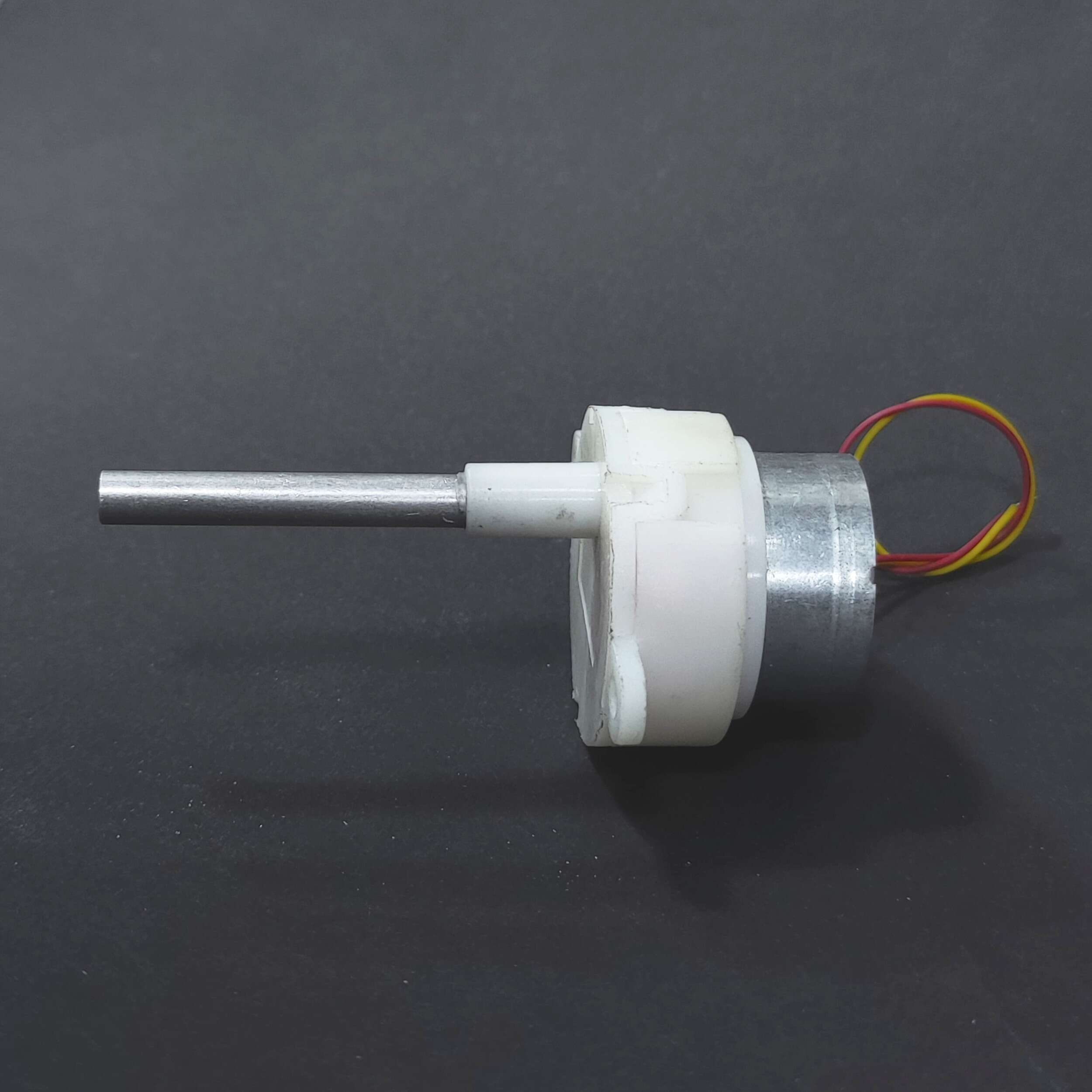 Low Speed White DC Gear Motor Long Shaft 3.7V 15RPM 63mm - Image 3