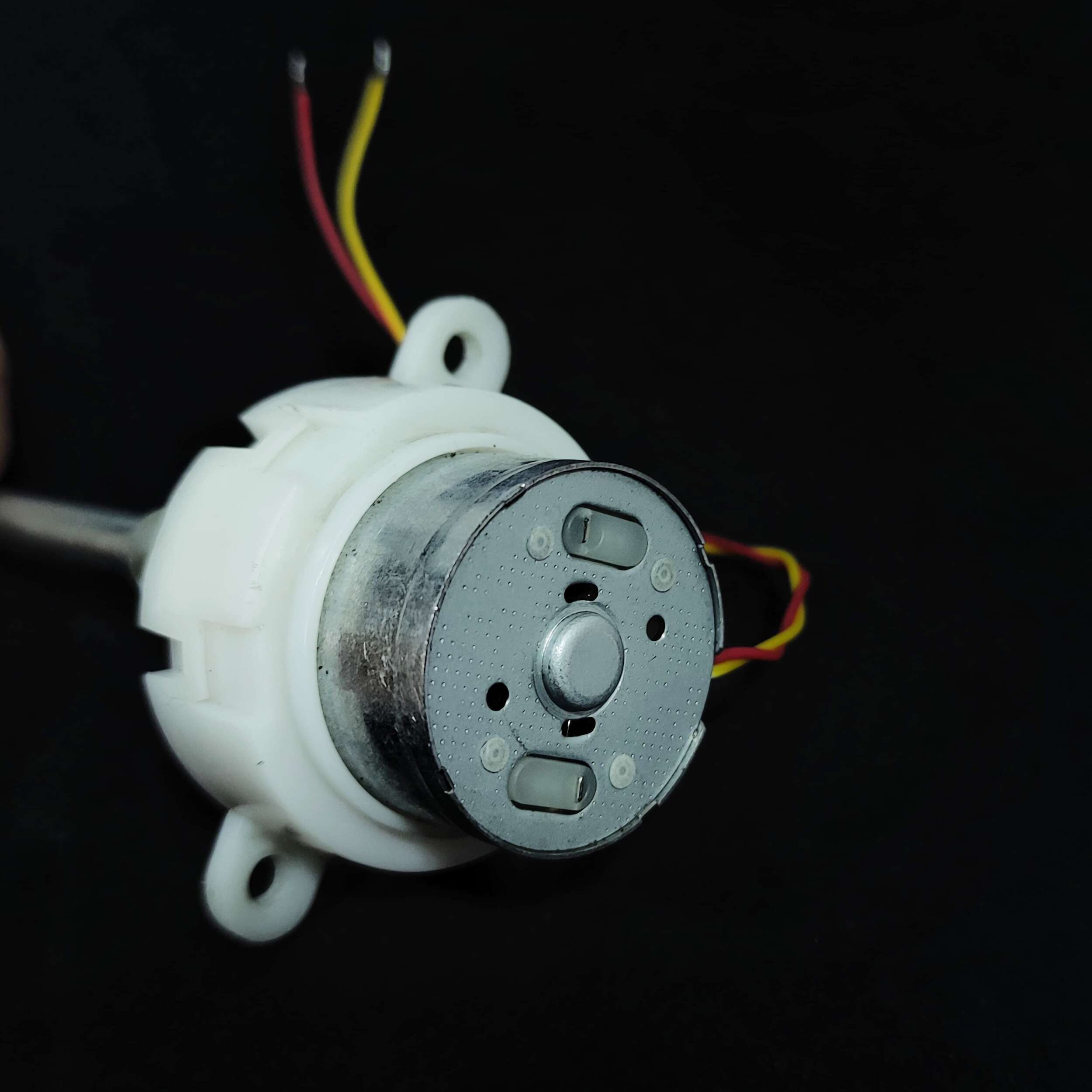 Low Speed White DC Gear Motor Long Shaft 3.7V 15RPM 63mm - Image 2