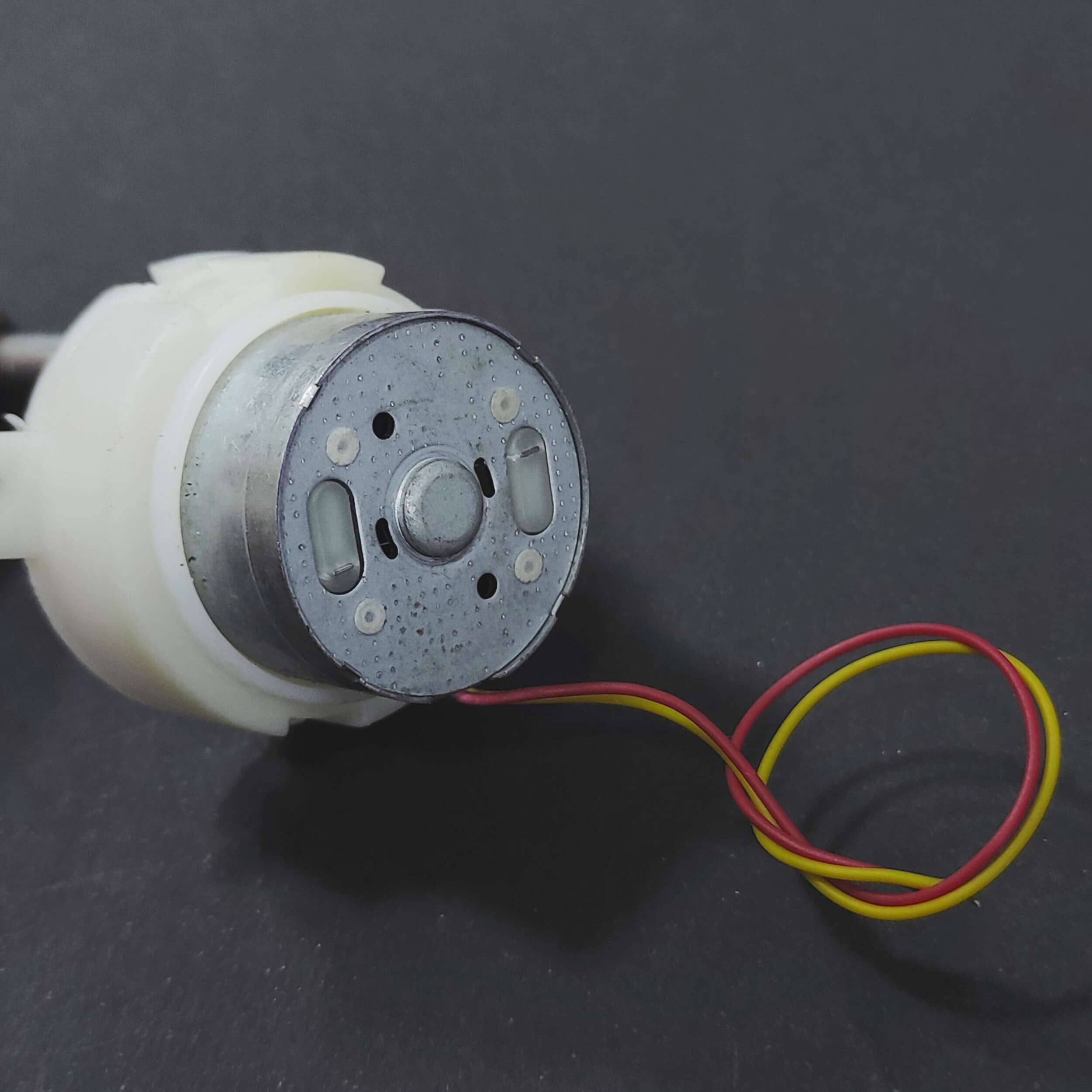 Low Speed White DC Gear Motor Long Shaft 3.7V 15RPM 63mm - Image 4