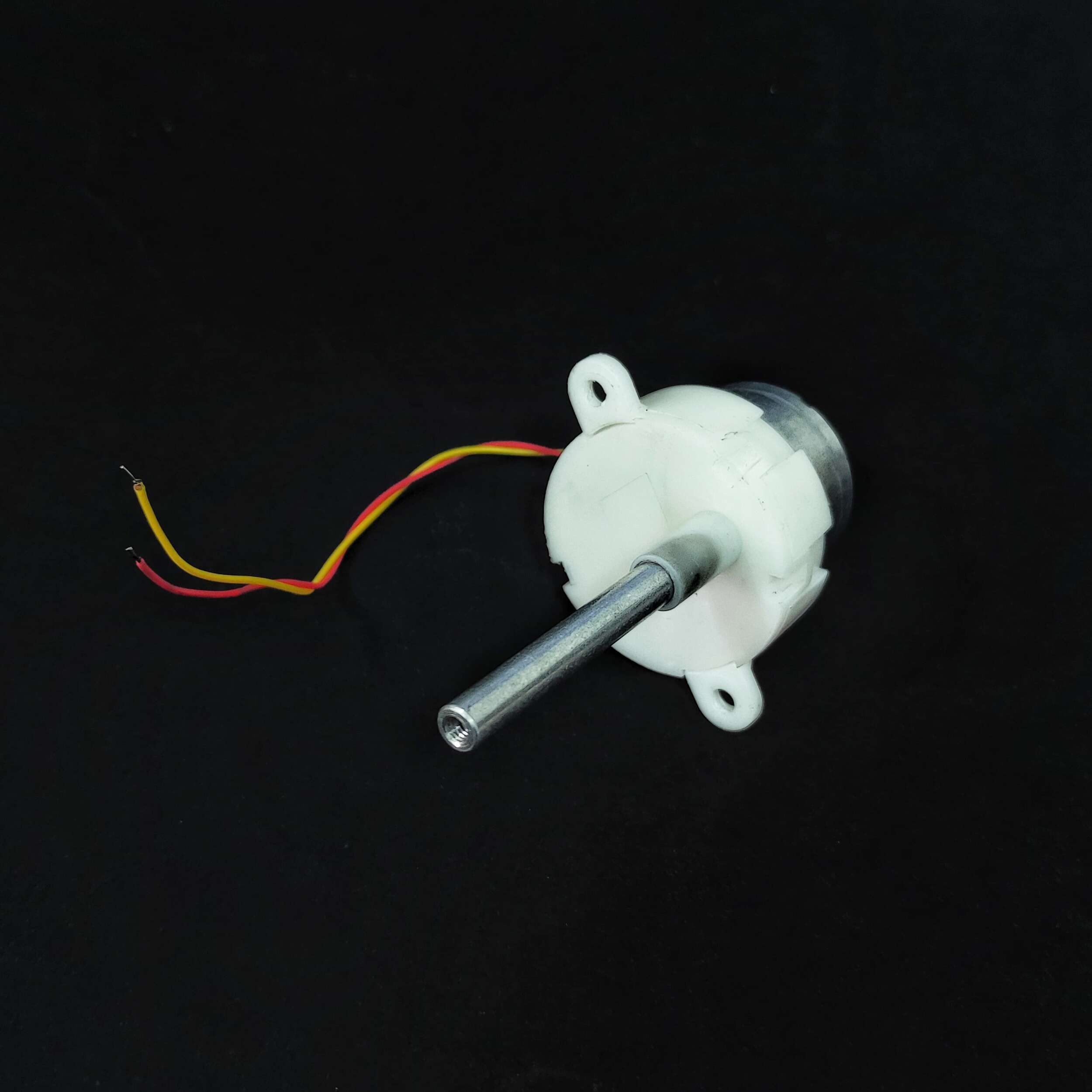 Low Speed White DC Gear Motor Long Shaft 3.7V 15RPM 63mm - Image 5